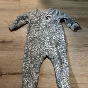 Nike boys sleeper 6M